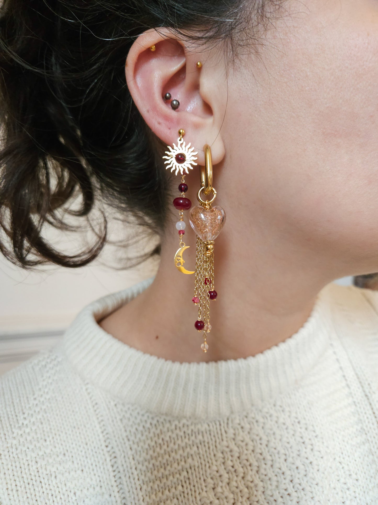 Mono boucle d'oreille acier lune, soleil etoile coeur et perles rouges