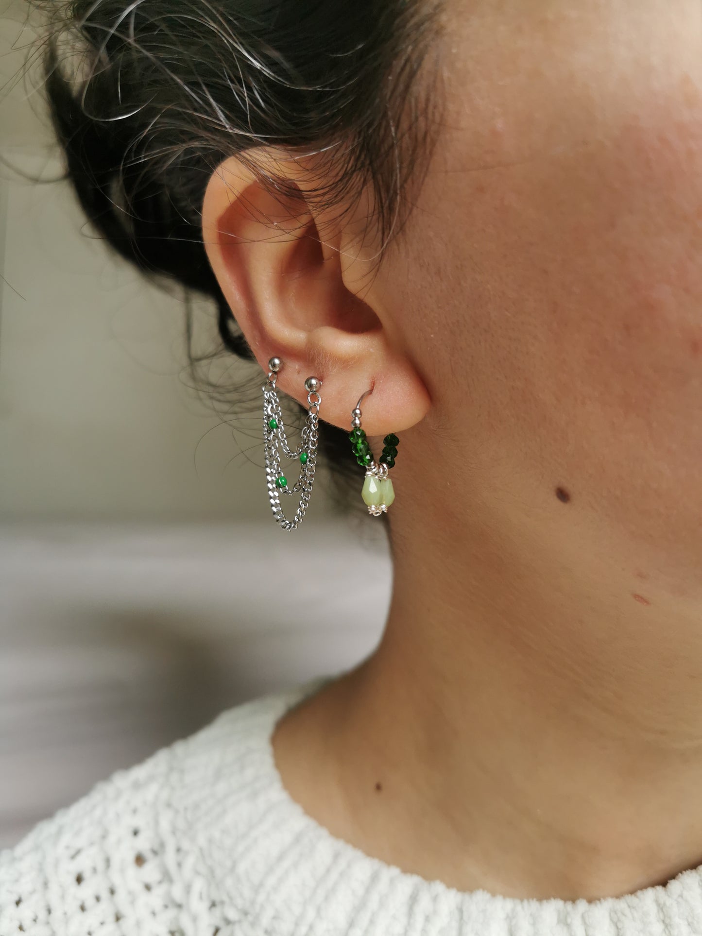 Boucle d'oreille double en acier argenté, triple chaîne d'oreille perles resine vertes