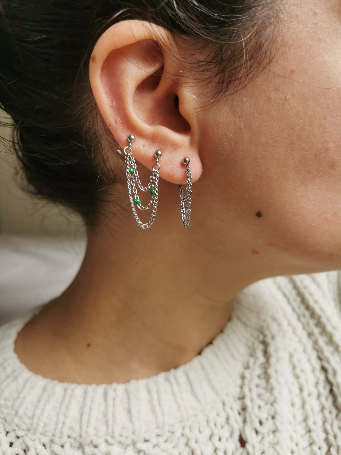 Boucle d'oreille double en acier argenté, triple chaîne d'oreille perles resine vertes