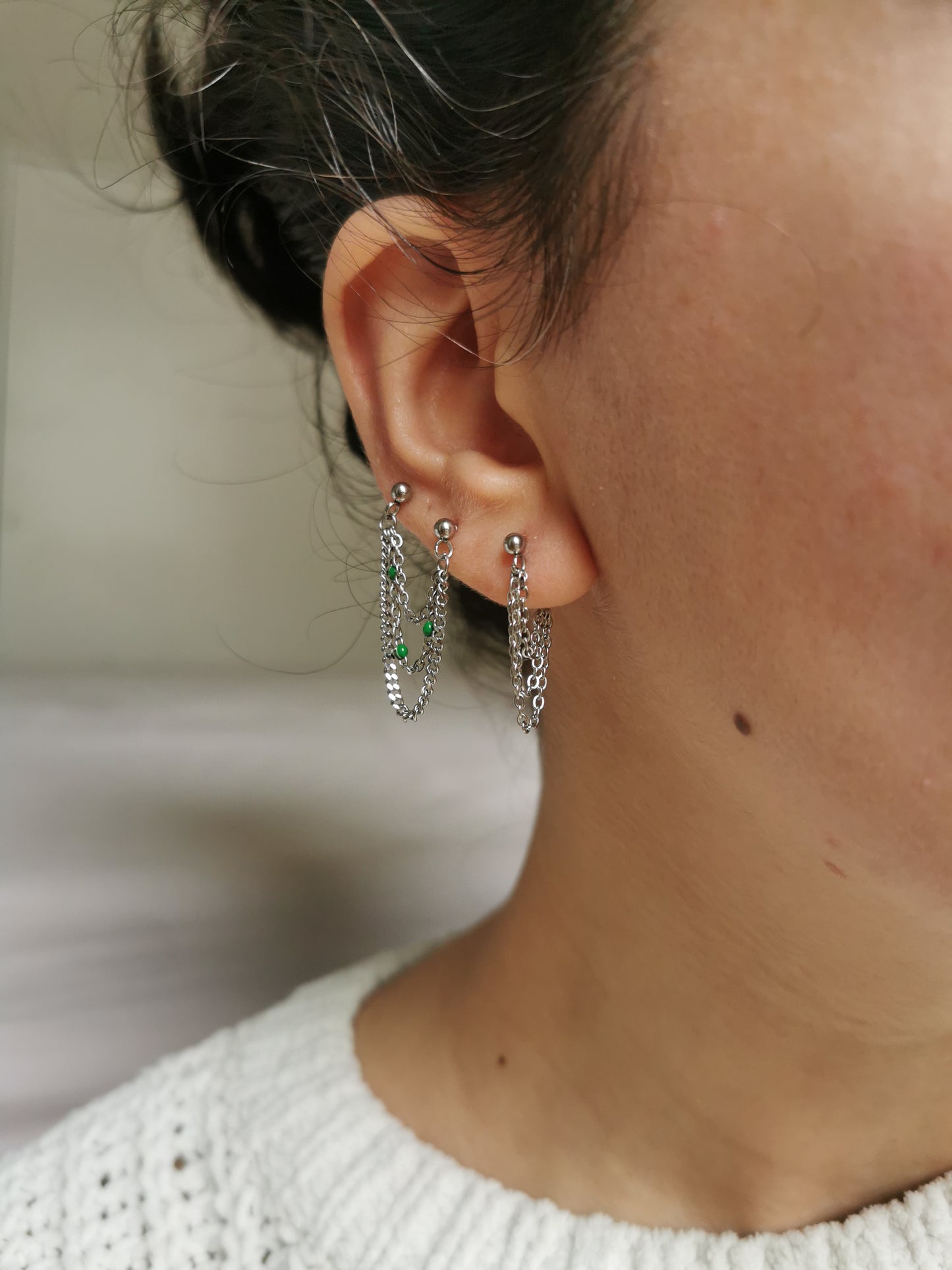 Boucle d'oreille double en acier argenté, triple chaîne d'oreille perles resine vertes