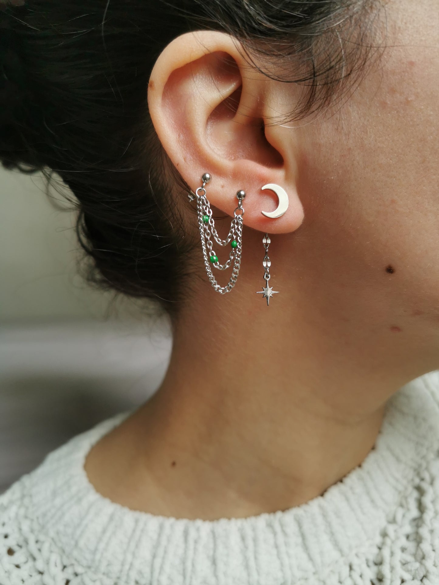 Boucle d'oreille double en acier argenté, triple chaîne d'oreille perles resine vertes