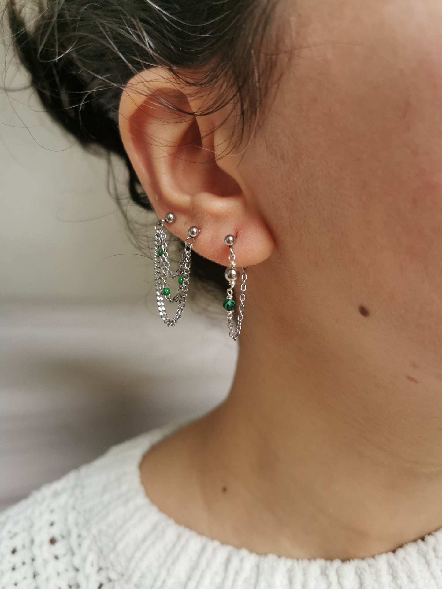 Boucle d'oreille double en acier argenté, triple chaîne d'oreille perles resine vertes