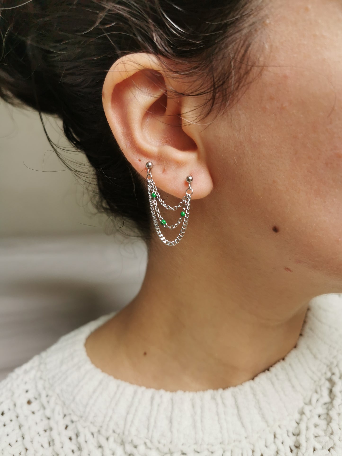 Boucle d'oreille double en acier argenté, triple chaîne d'oreille perles resine vertes