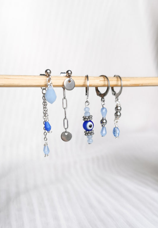 Boucles d'oreilles acier argent, composition piercings d'oreilles argent et bleu, oeil de protection, fait main