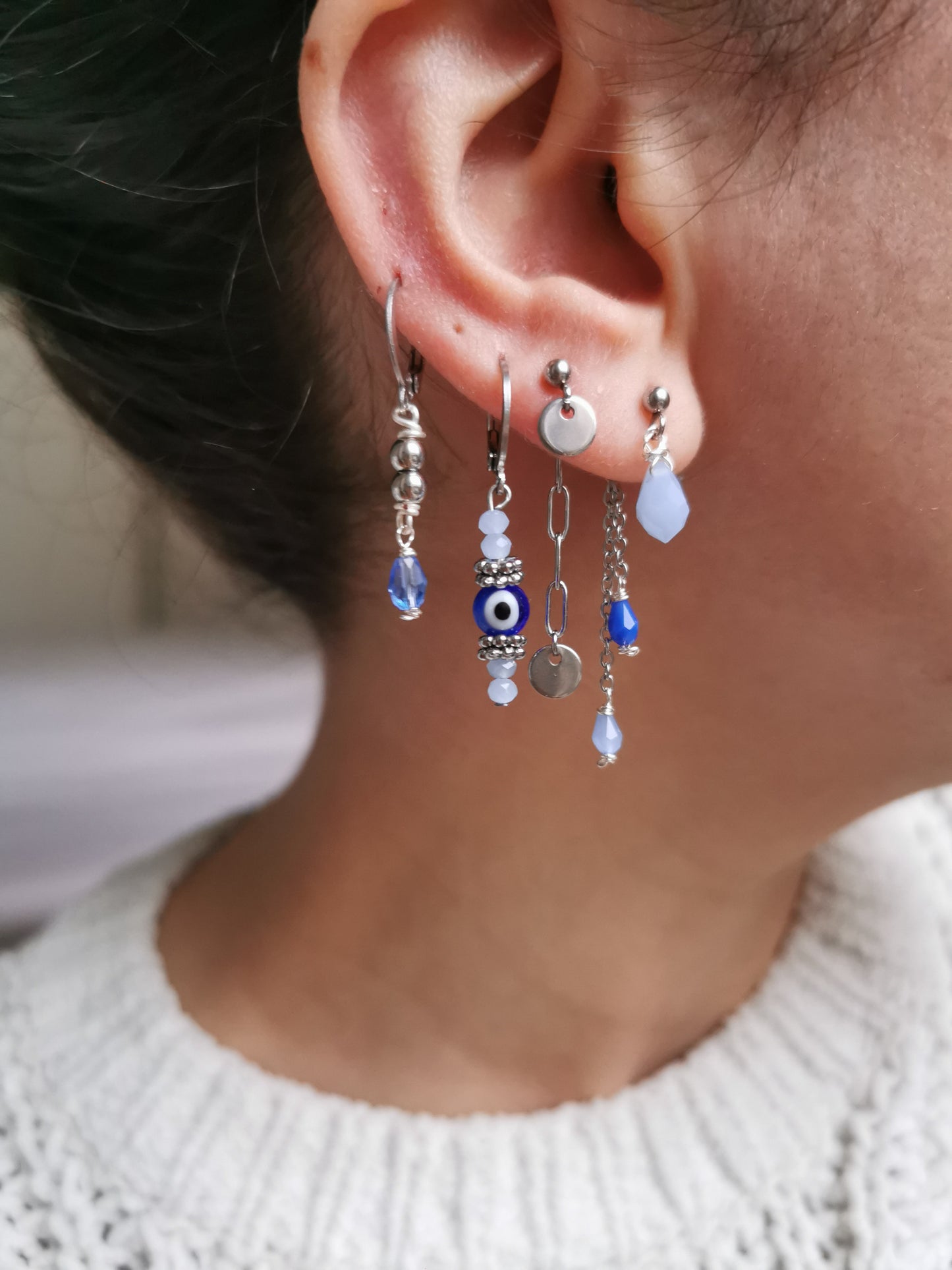 Boucles d'oreilles acier argent, composition piercings d'oreilles argent et bleu, oeil de protection, fait main