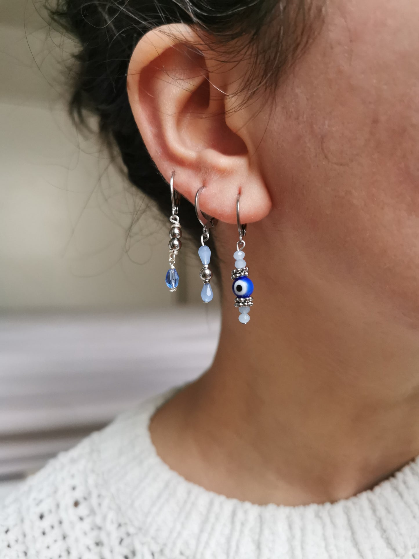 Boucles d'oreilles acier argent, composition piercings d'oreilles argent et bleu, oeil de protection, fait main