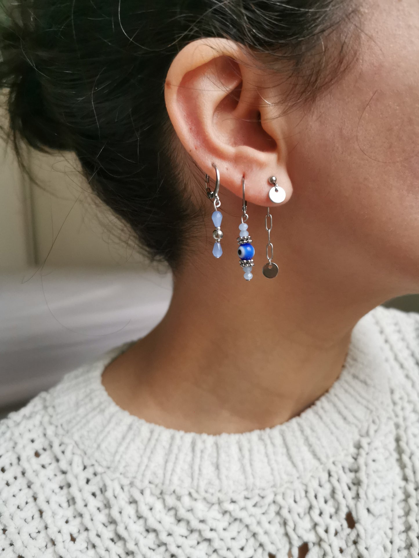 Boucles d'oreilles acier argent, composition piercings d'oreilles argent et bleu, oeil de protection, fait main