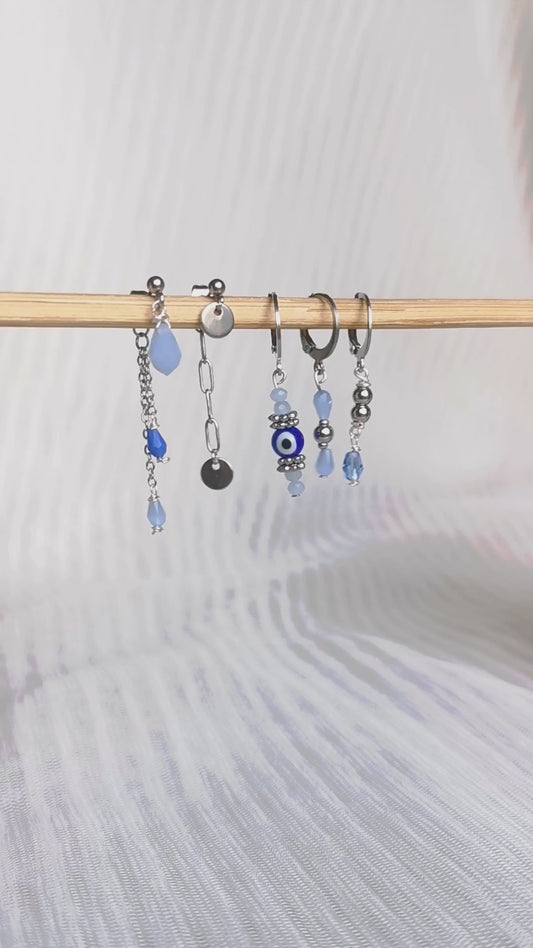 Boucles d'oreilles acier argent, composition piercings d'oreilles argent et bleu, oeil de protection, fait main