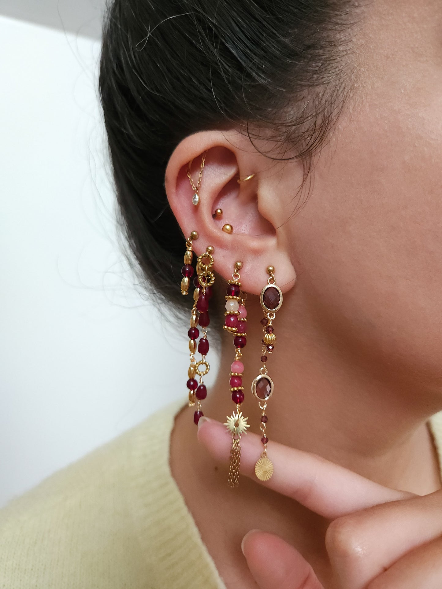 Boucles personnalisables a l’unité en acier et dorées à l'or fin, etoile lune, soleil perles rouges