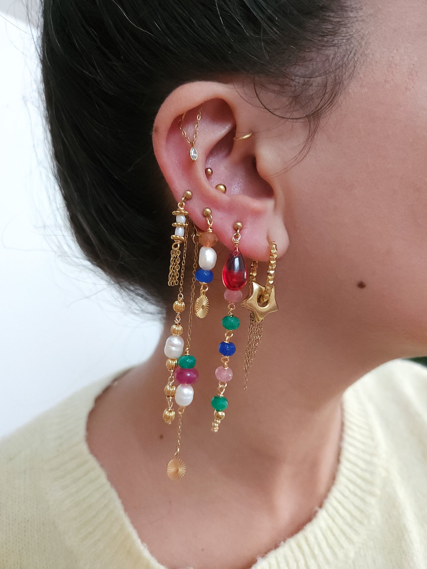 Boucles personnalisables a l’unité en acier et dorées à l'or fin, etoile lune, soleil perles rouges