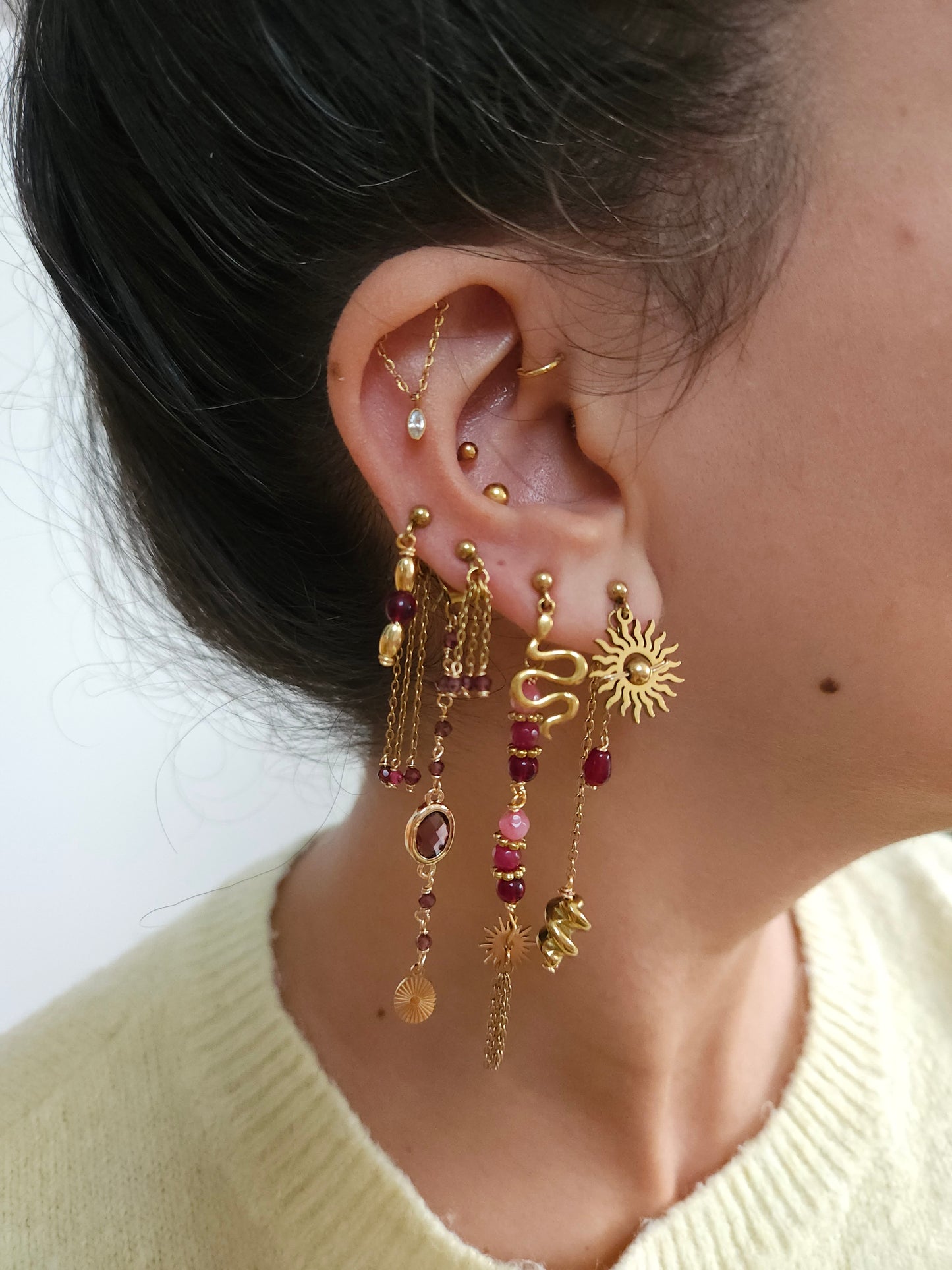 Boucles personnalisables a l’unité en acier et dorées à l'or fin, etoile lune, soleil perles rouges