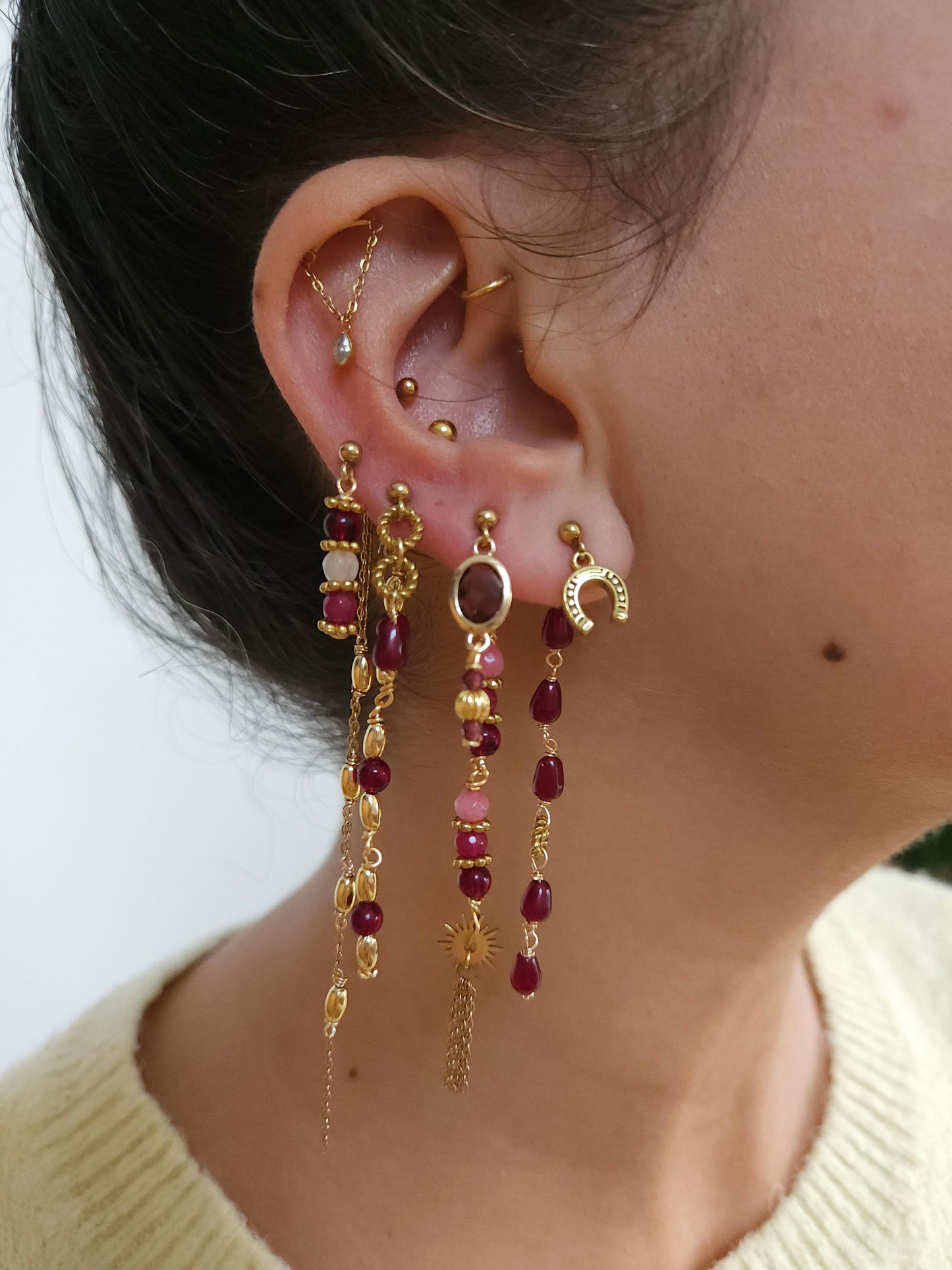 Boucles personnalisables a l’unité en acier et dorées à l'or fin, etoile lune, soleil perles rouges