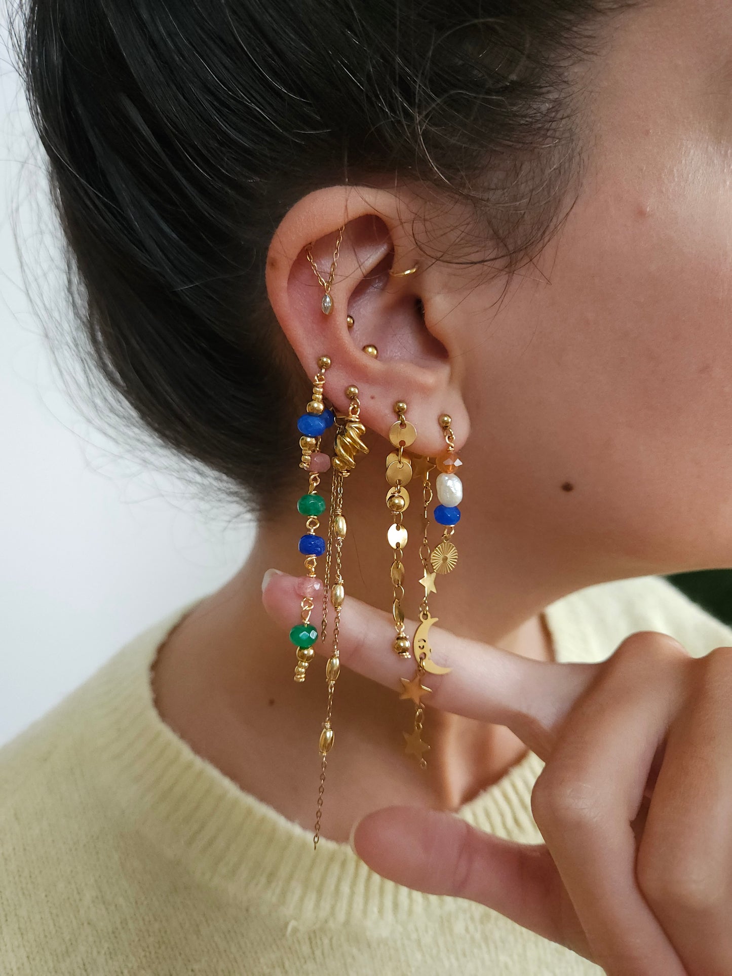 Boucles personnalisables a l’unité en acier et dorées à l'or fin, etoile lune, soleil perles rouges