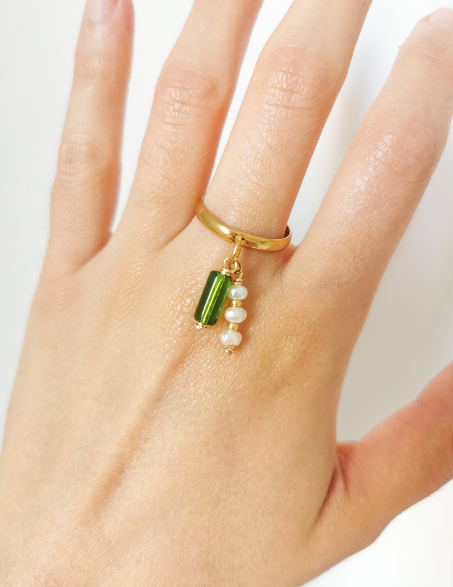 Bague reglable acier, pendentif perle tube verte et perles d'eau douce