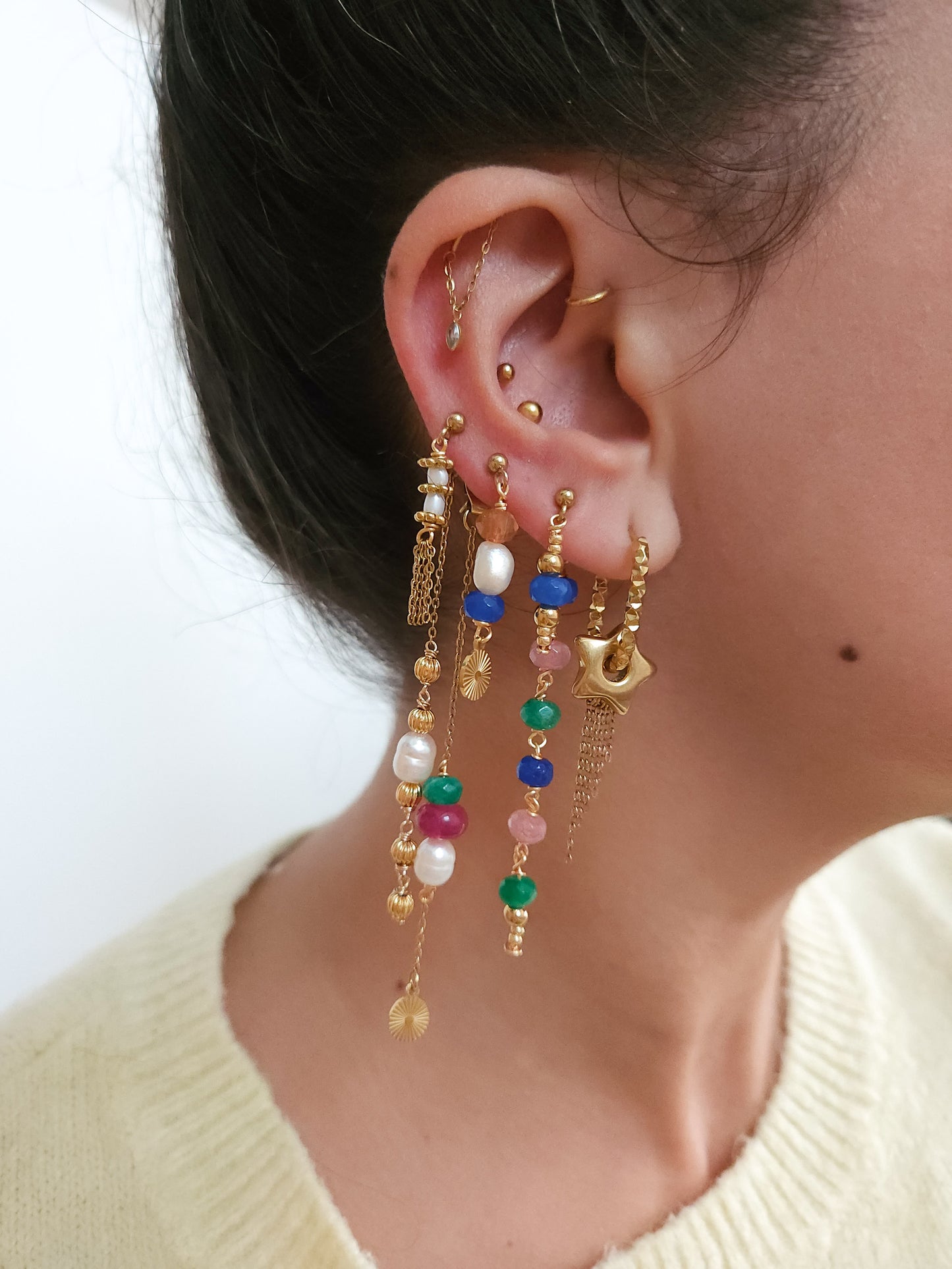 Boucles personnalisables a l’unité en acier et dorées à l'or fin, etoile lune, soleil perles rouges