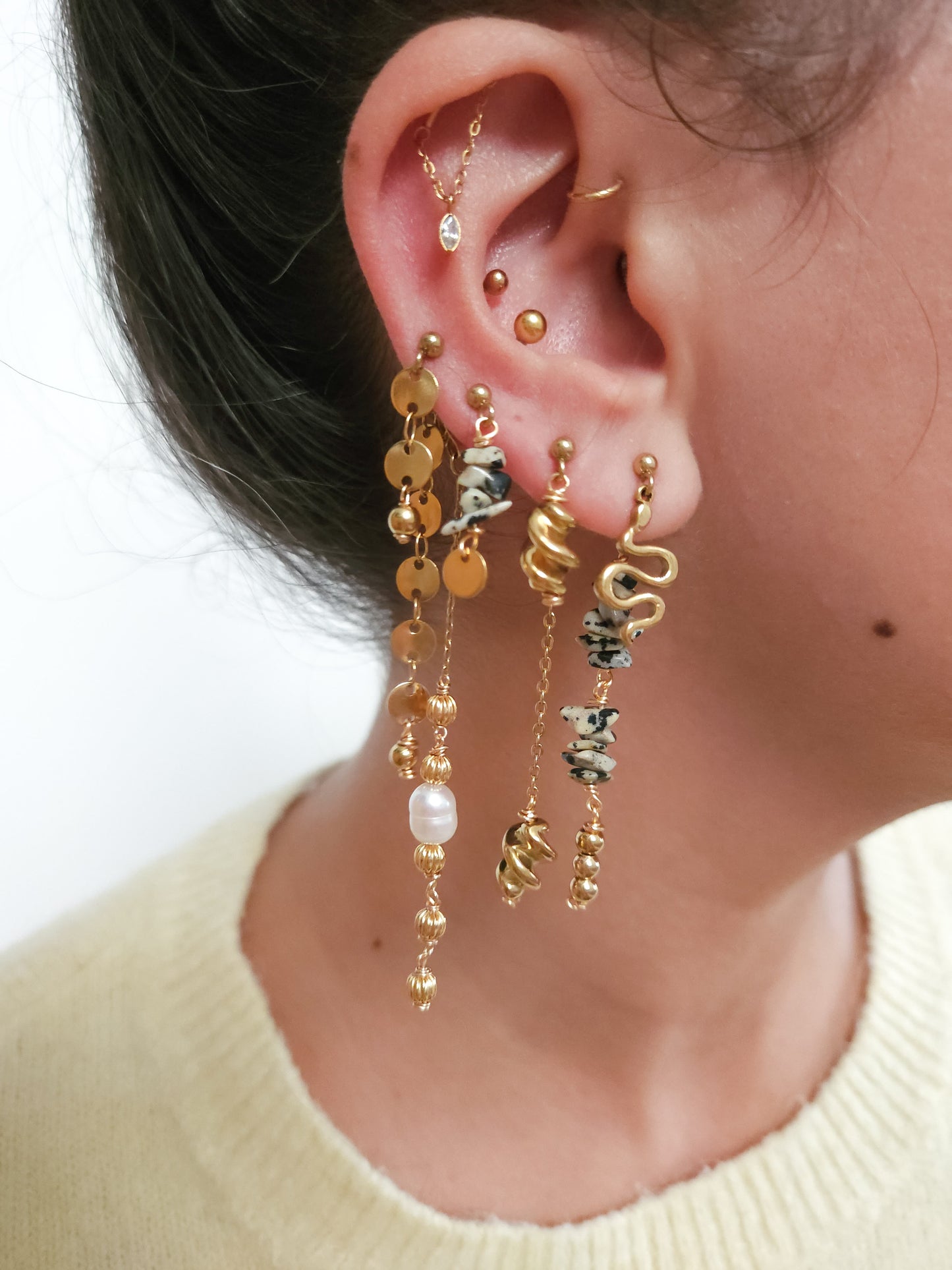 Boucles personnalisables a l’unité en acier et dorées à l'or fin, etoile lune, soleil perles rouges