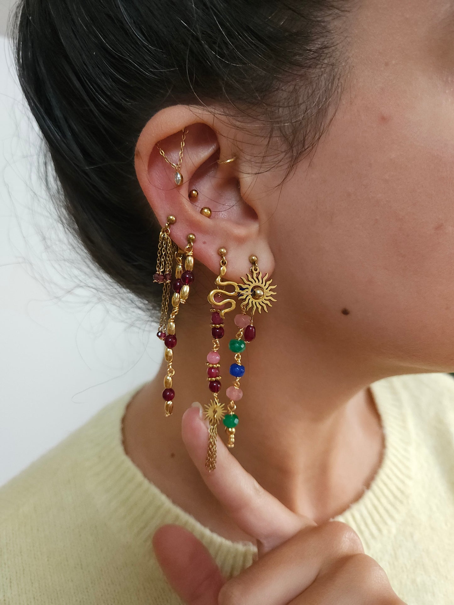 Boucles personnalisables a l’unité en acier et dorées à l'or fin, etoile lune, soleil perles rouges