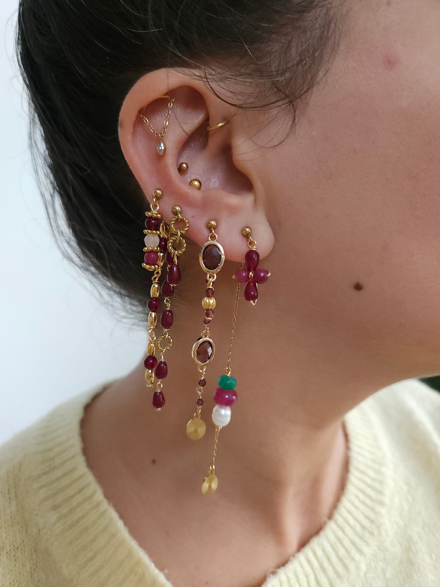 Boucles personnalisables a l’unité en acier et dorées à l'or fin, etoile lune, soleil perles rouges