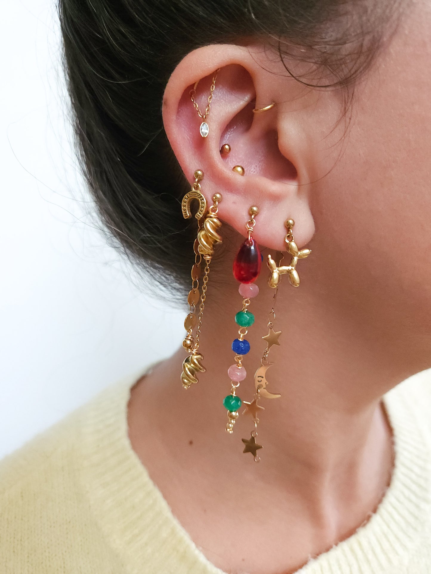 Boucles personnalisables a l’unité en acier et dorées à l'or fin, etoile lune, soleil perles rouges