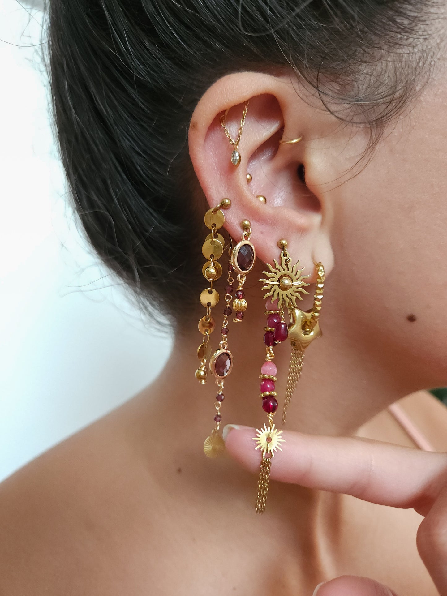 Boucles personnalisables a l’unité en acier et dorées à l'or fin, etoile lune, soleil perles rouges