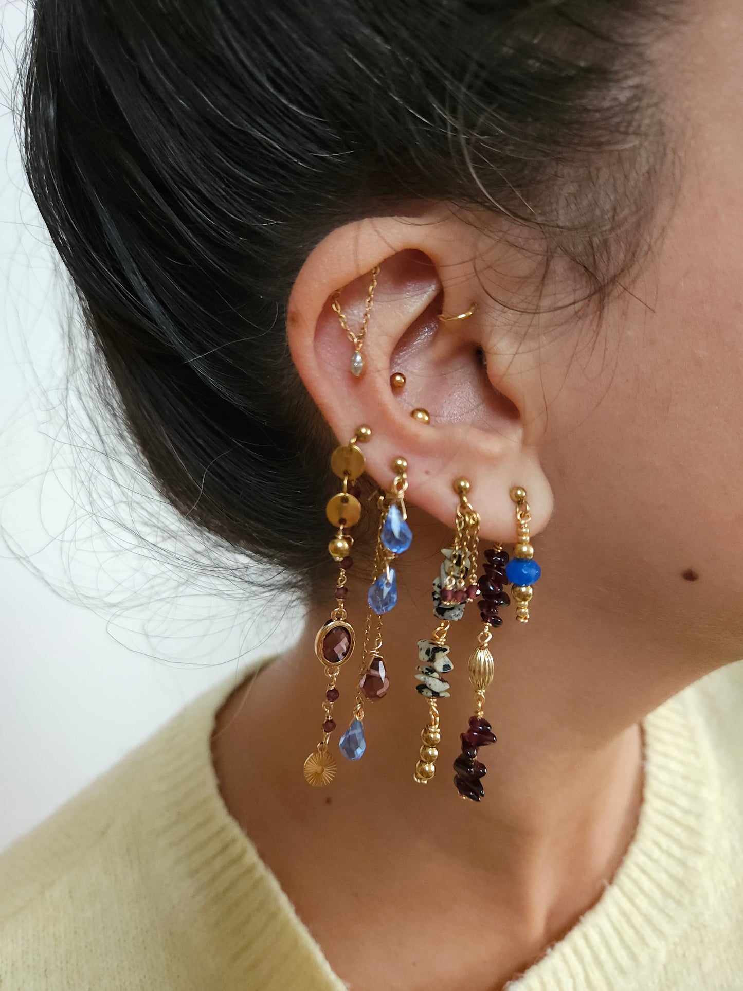 Boucles personnalisables a l’unité en acier et dorées à l'or fin, etoile lune, soleil perles rouges