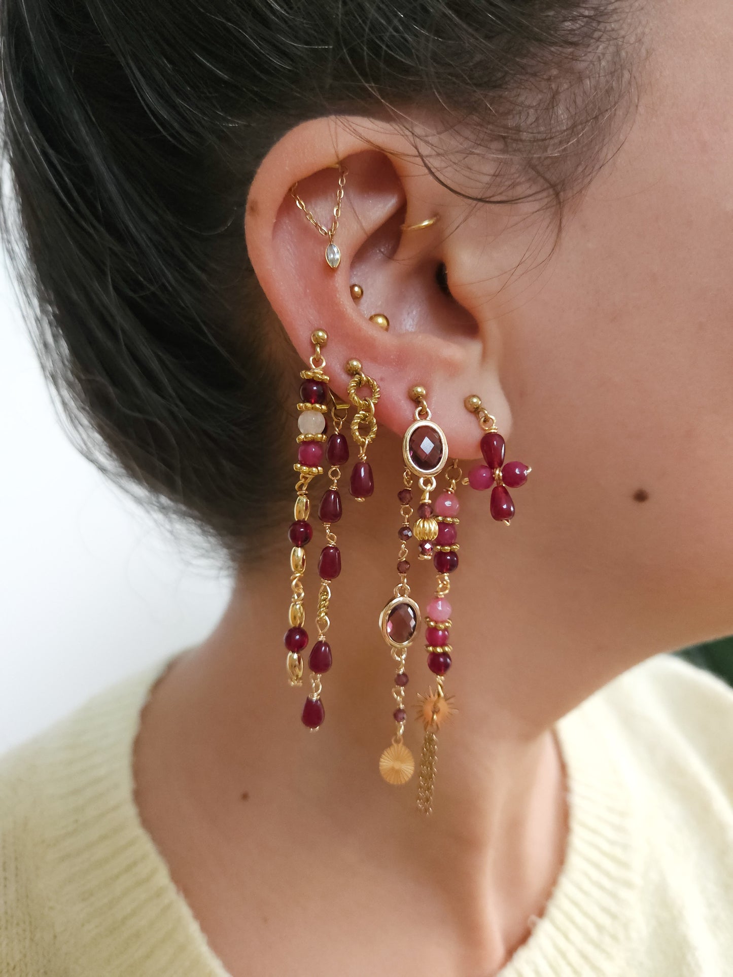 Boucles personnalisables a l’unité en acier et dorées à l'or fin, etoile lune, soleil perles rouges