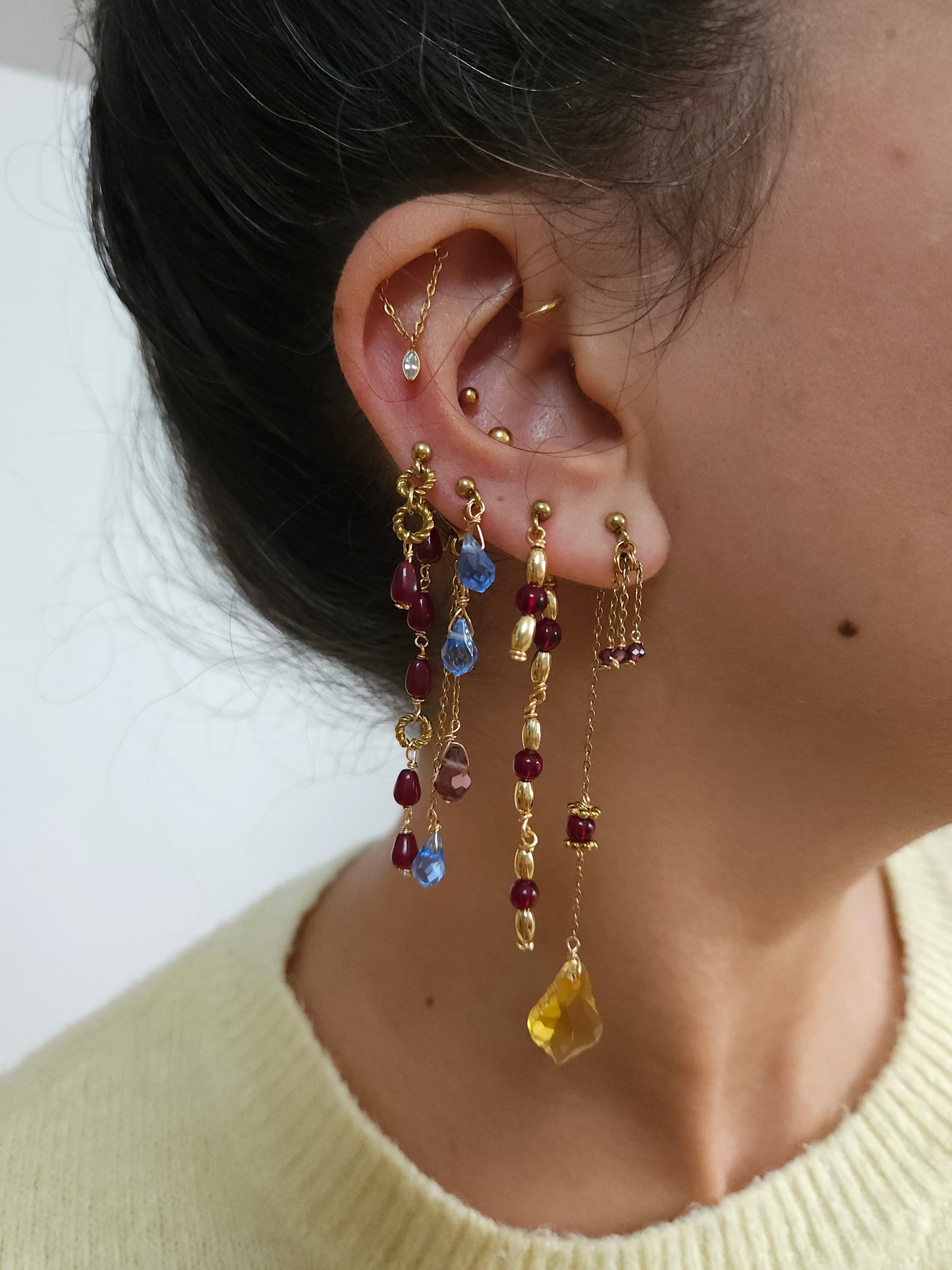 Boucles personnalisables a l’unité en acier et dorées à l'or fin, etoile lune, soleil perles rouges