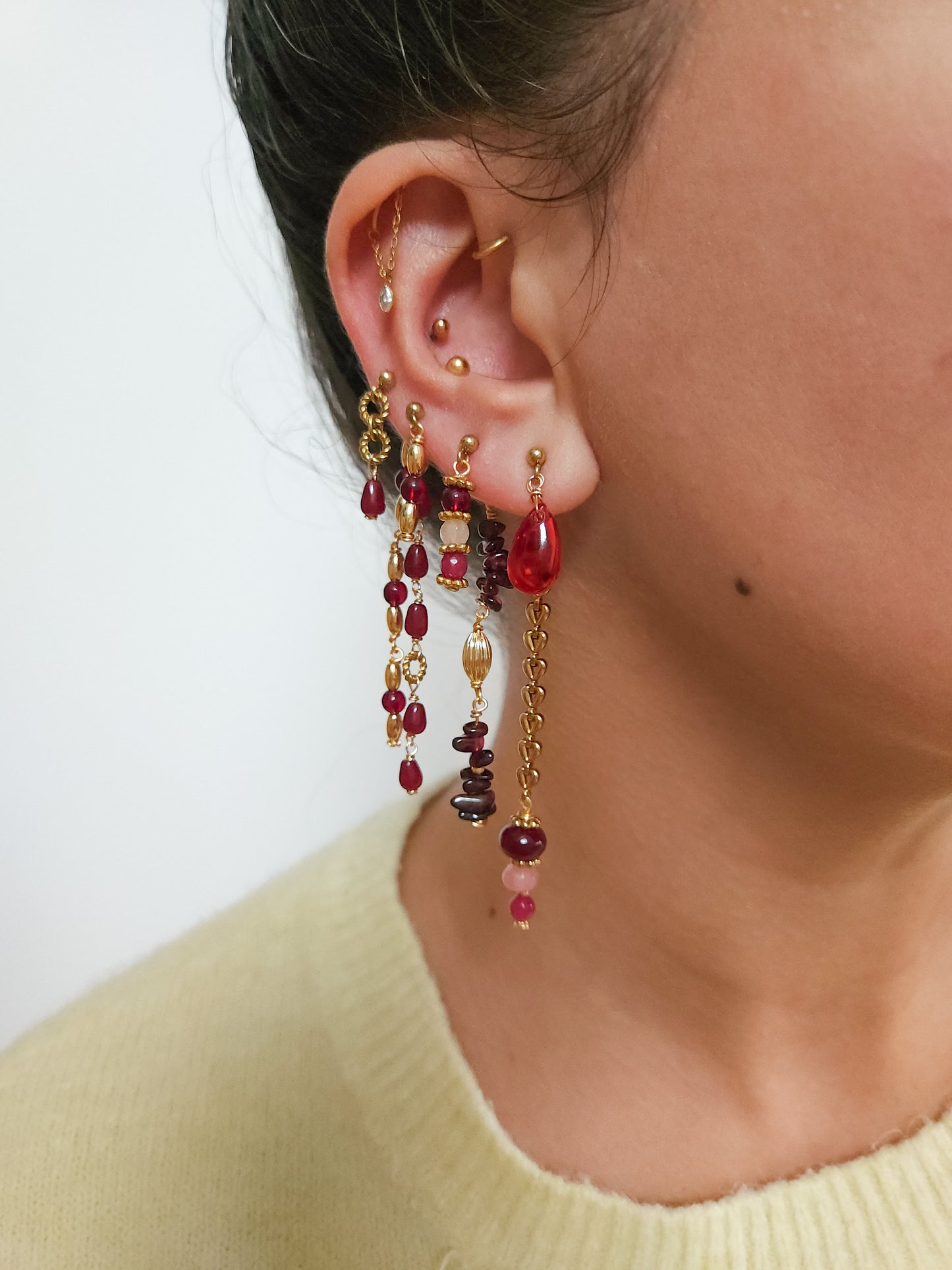 Boucles personnalisables a l’unité en acier et dorées à l'or fin, etoile lune, soleil perles rouges