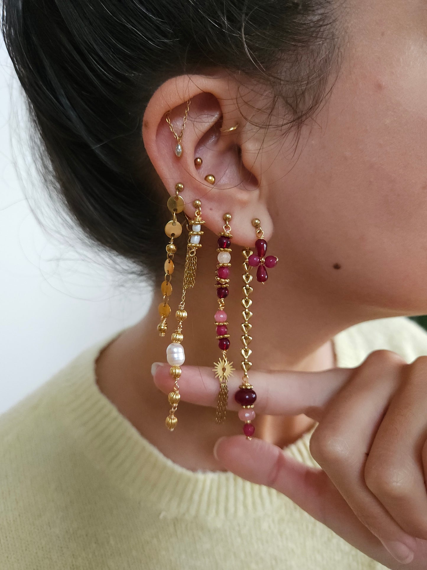 Boucles personnalisables a l’unité en acier et dorées à l'or fin, etoile lune, soleil perles rouges