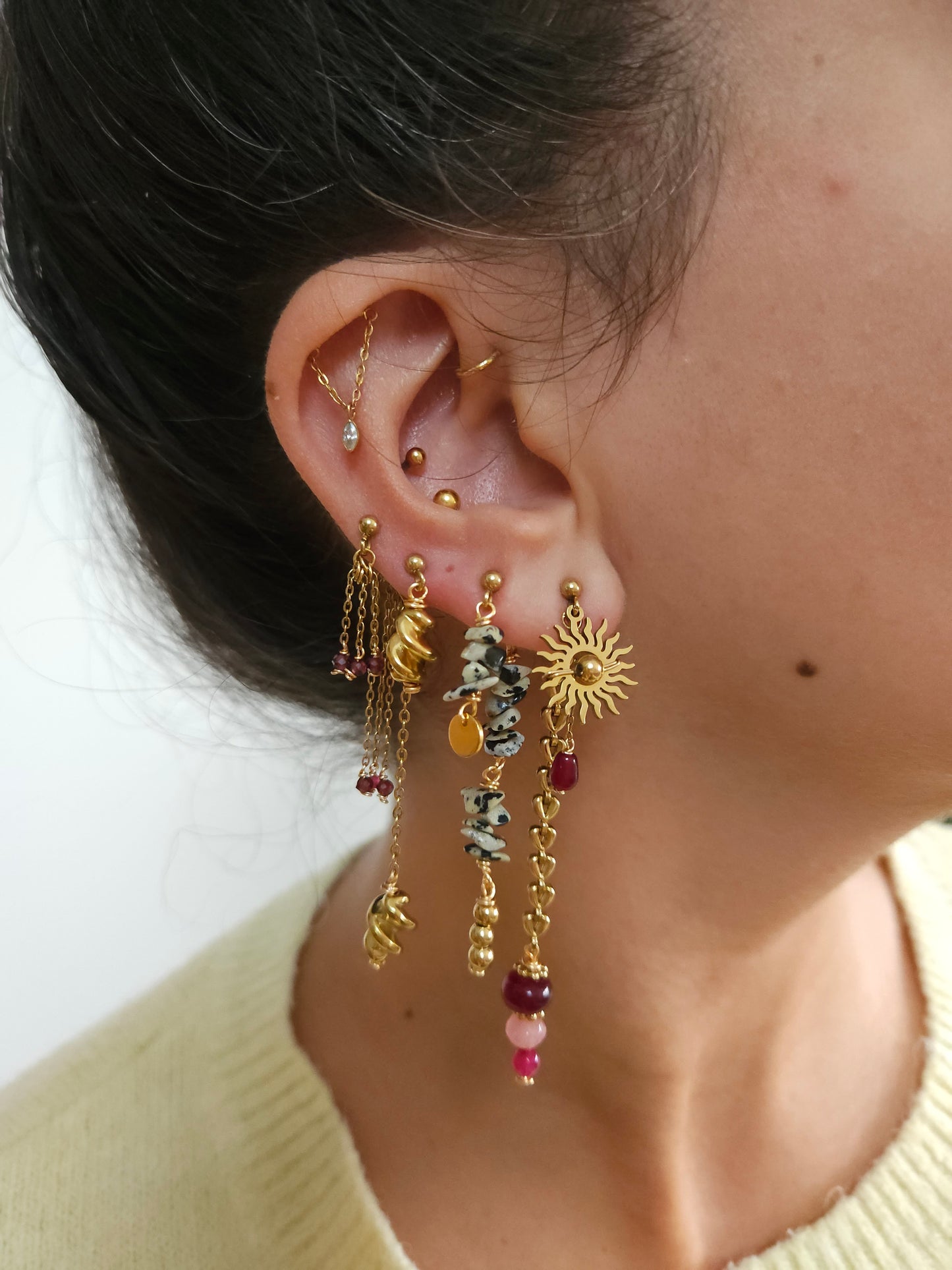 Boucles personnalisables a l’unité en acier et dorées à l'or fin, etoile lune, soleil perles rouges