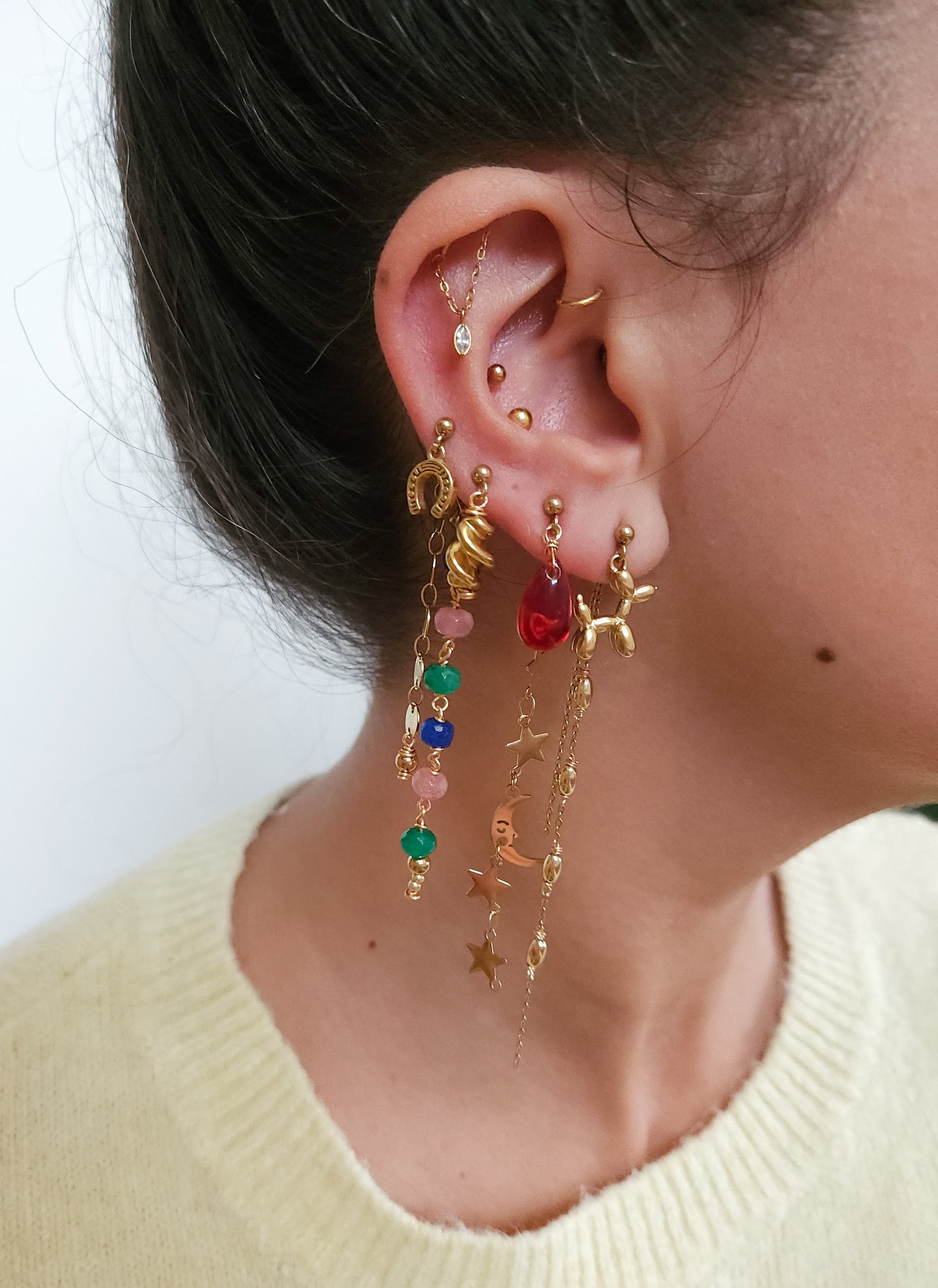 Boucles personnalisables a l’unité en acier et dorées à l'or fin, etoile lune, soleil perles rouges