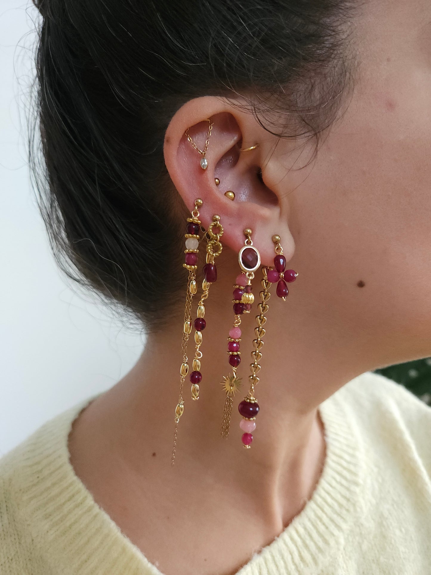 Boucles personnalisables a l’unité en acier et dorées à l'or fin, etoile lune, soleil perles rouges