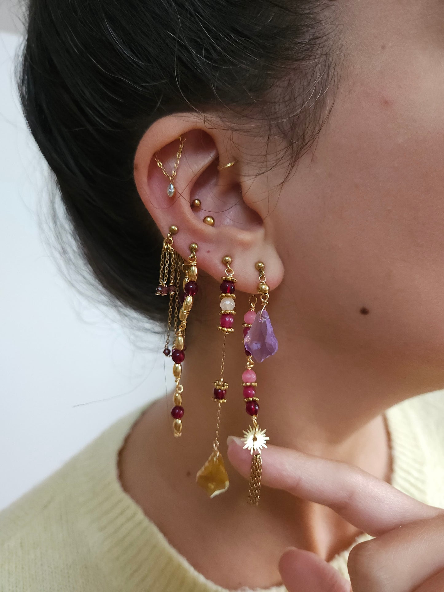 Boucles personnalisables a l’unité en acier et dorées à l'or fin, etoile lune, soleil perles rouges