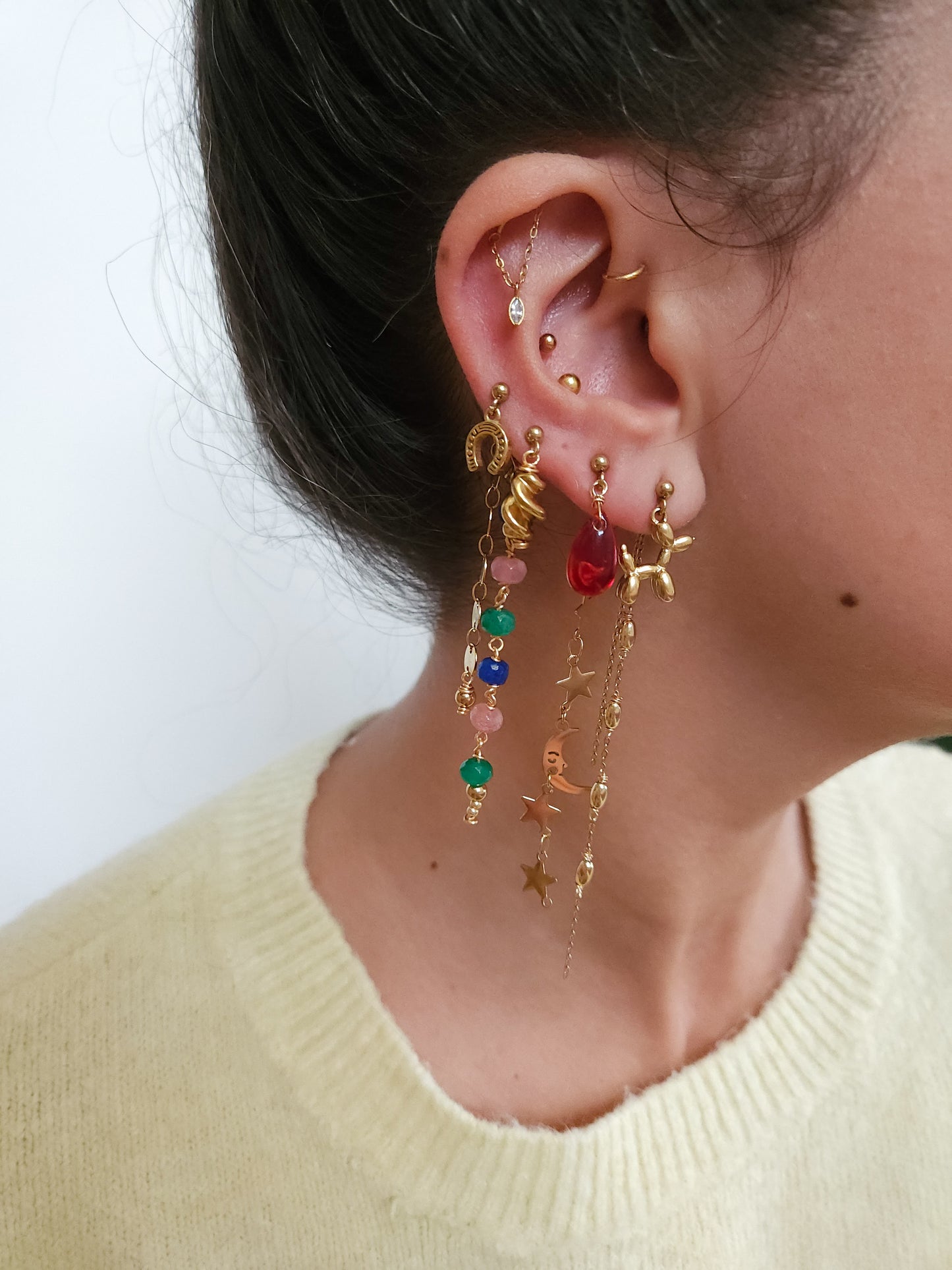 Boucles personnalisables a l’unité en acier et dorées à l'or fin, etoile lune, soleil perles rouges