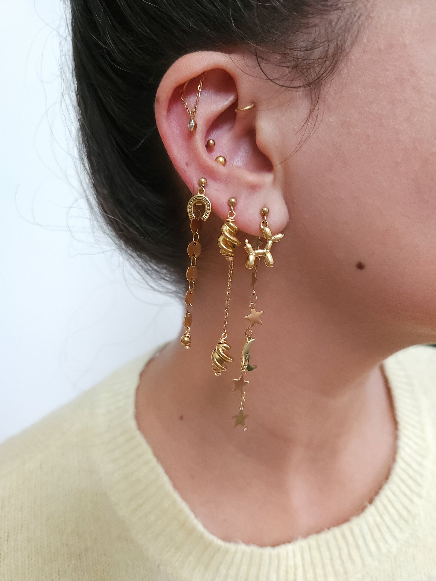 Boucles personnalisables a l’unité en acier et dorées à l'or fin, etoile lune, soleil perles rouges