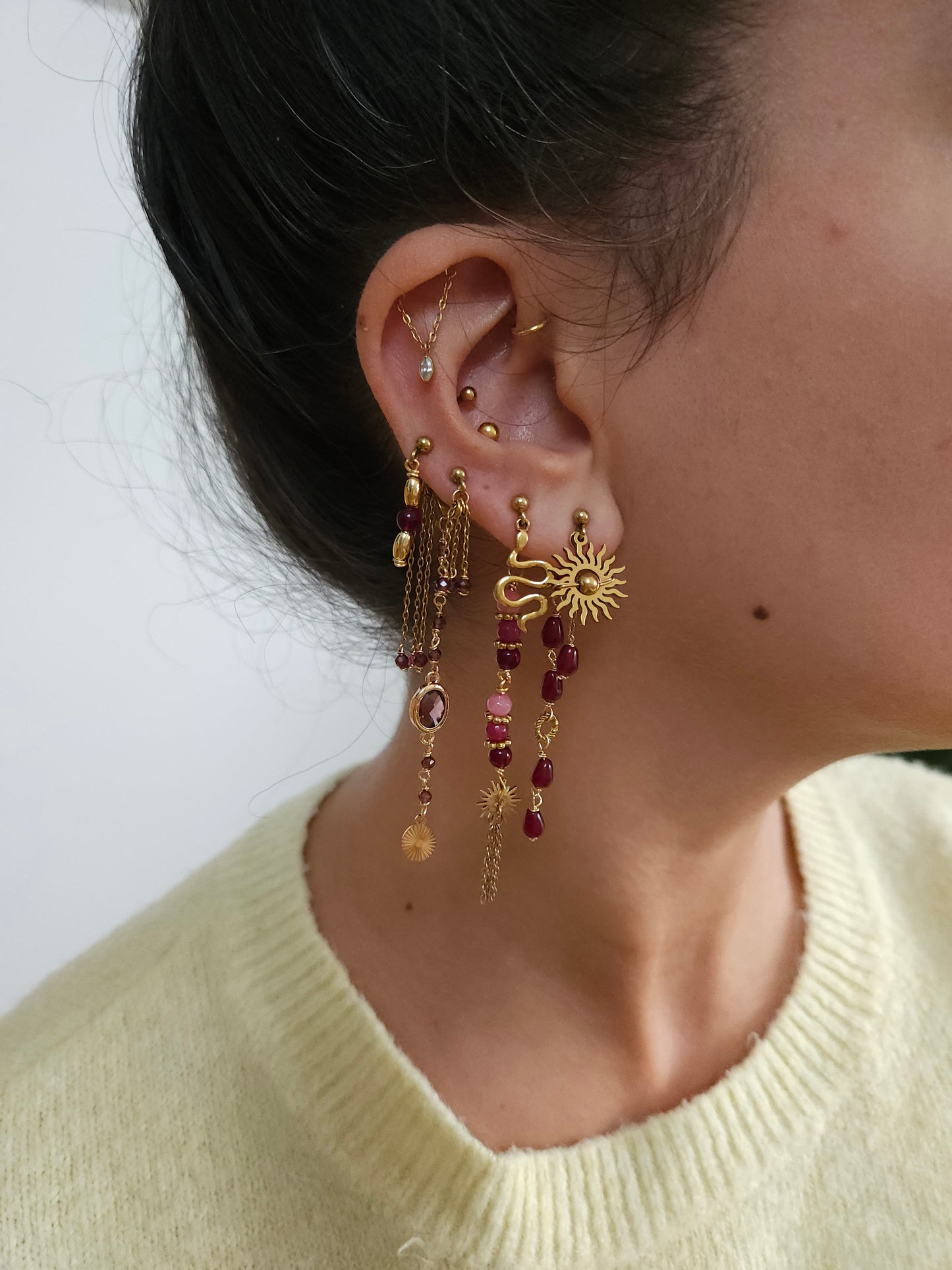 Boucles personnalisables a l’unité en acier et dorées à l'or fin, etoile lune, soleil perles rouges