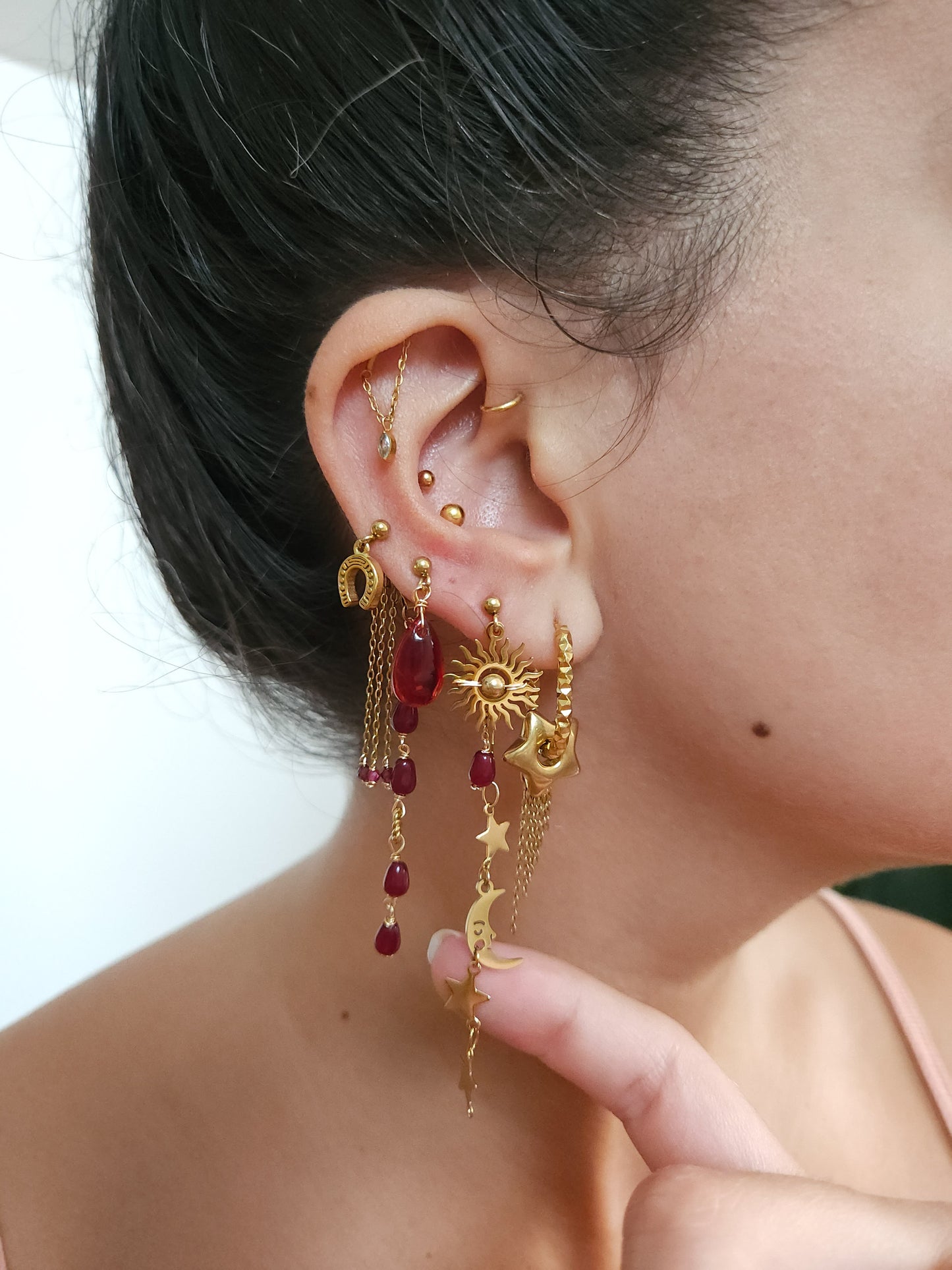 Boucles personnalisables a l’unité en acier et dorées à l'or fin, etoile lune, soleil perles rouges