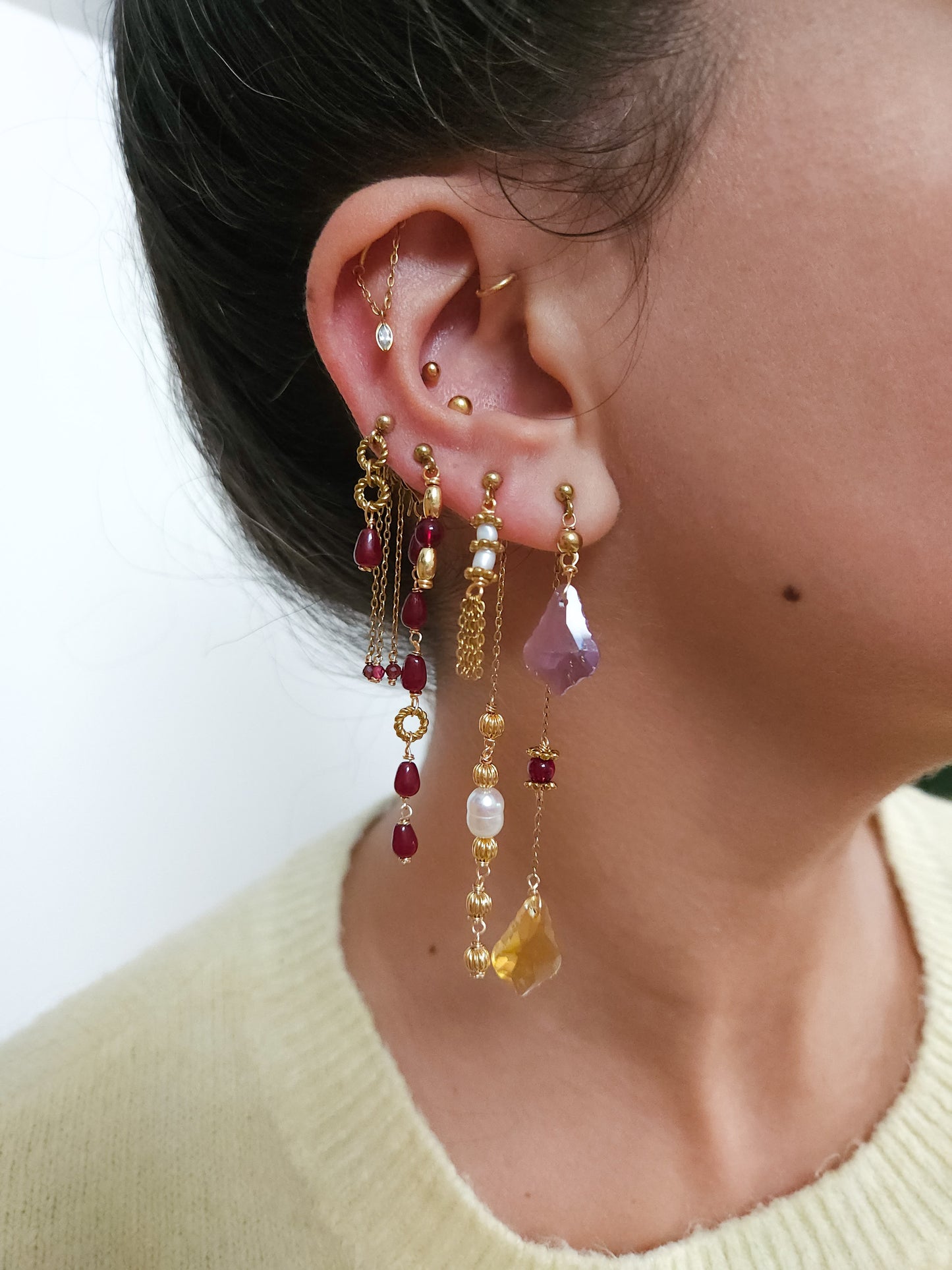 Boucles personnalisables a l’unité en acier et dorées à l'or fin, etoile lune, soleil perles rouges