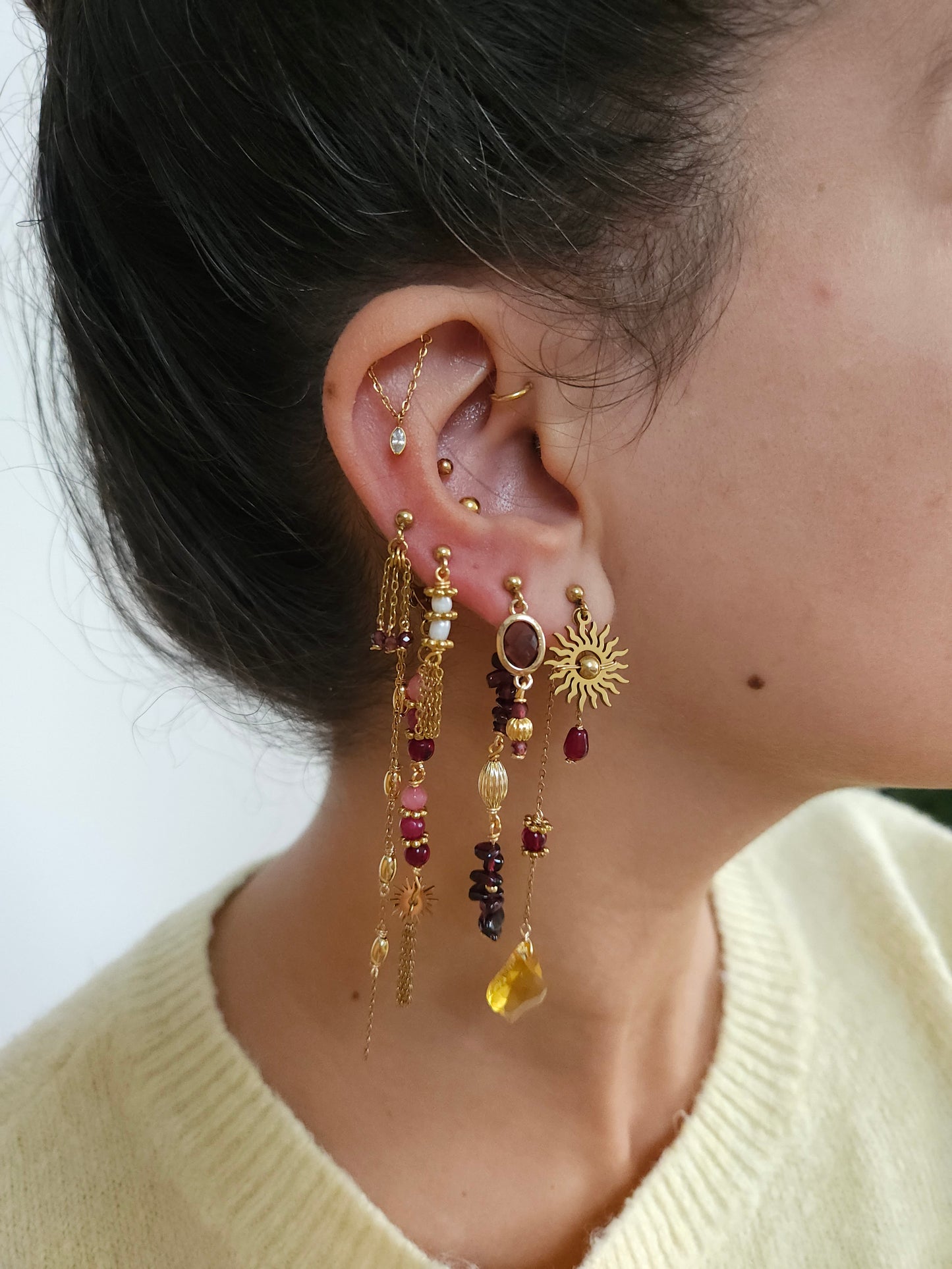 Boucles personnalisables a l’unité en acier et dorées à l'or fin, etoile lune, soleil perles rouges