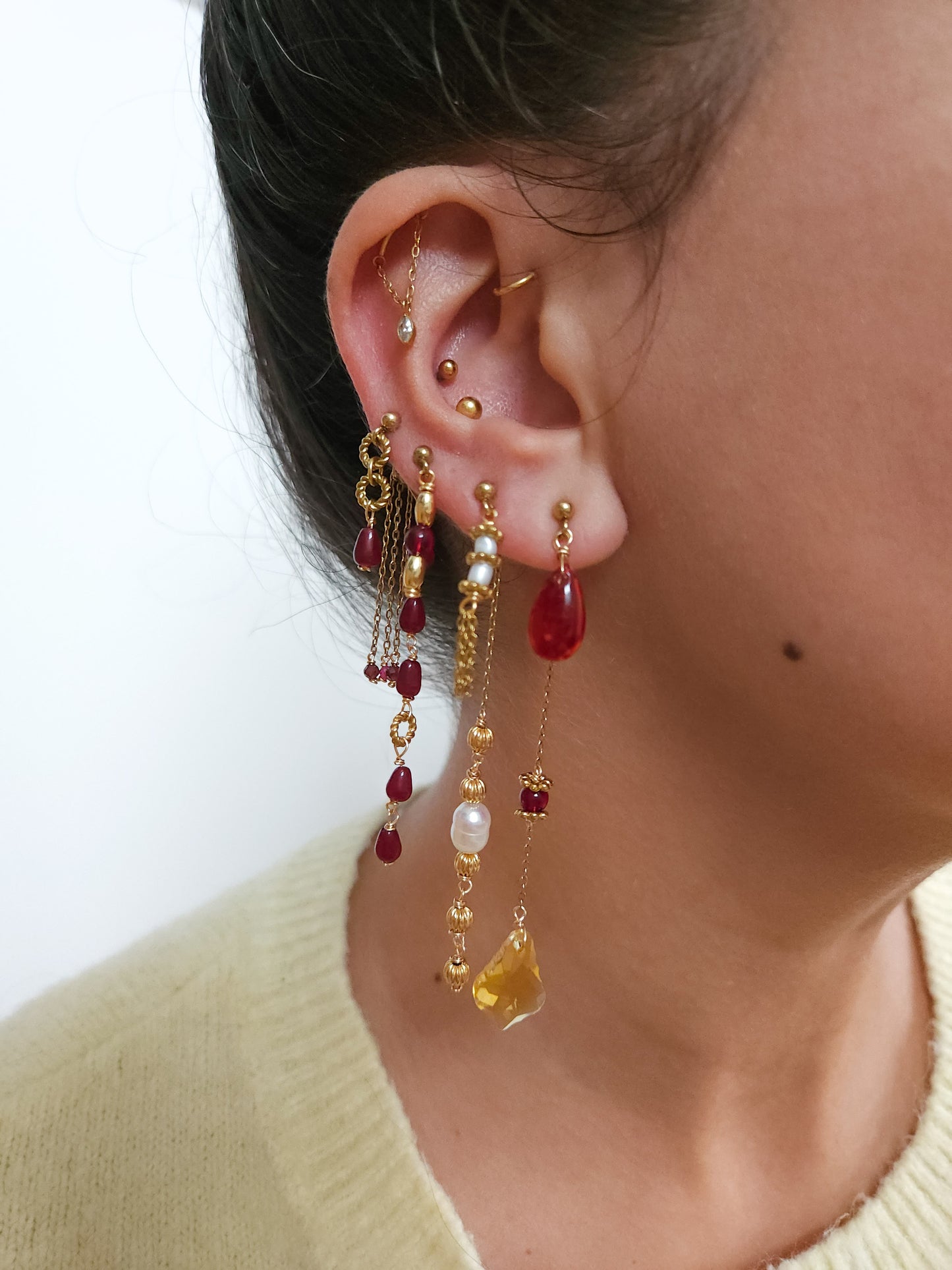 Boucles personnalisables a l’unité en acier et dorées à l'or fin, etoile lune, soleil perles rouges