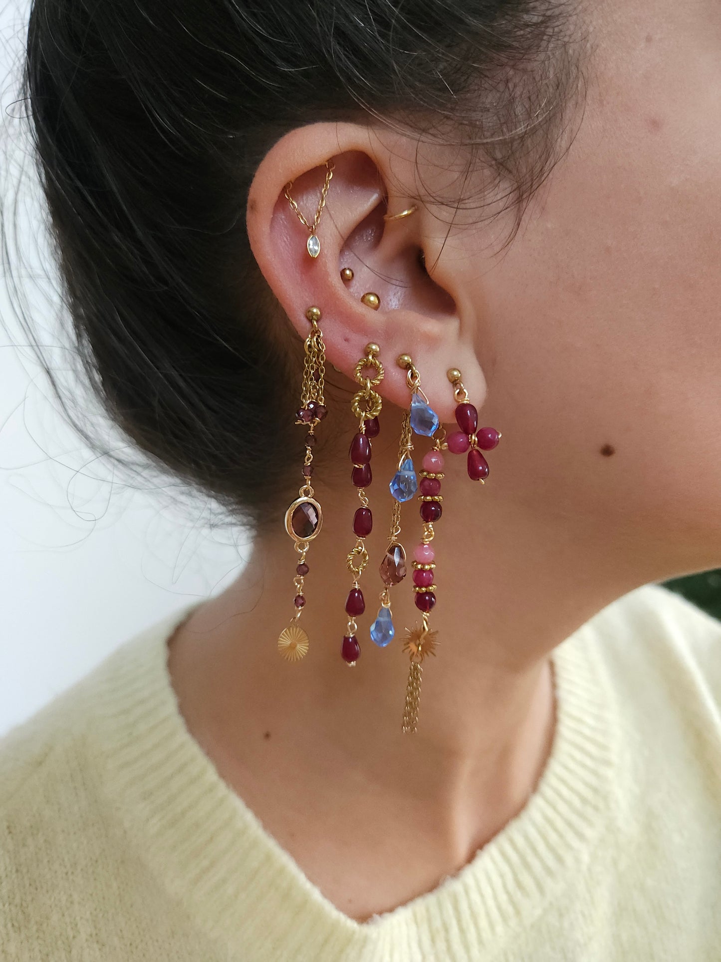 Boucles personnalisables a l’unité en acier et dorées à l'or fin, etoile lune, soleil perles rouges