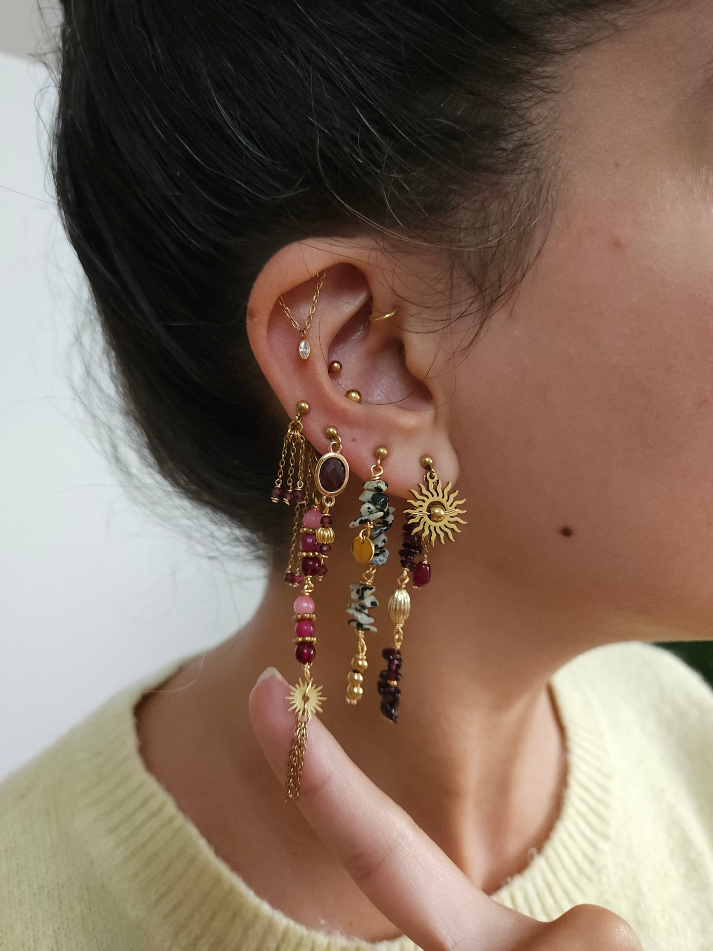 Boucles personnalisables a l’unité en acier et dorées à l'or fin, etoile lune, soleil perles rouges